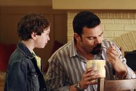 Desperate Housewives – Edies Sohn Travis (Jake Cherry, l.) besucht überraschend seine Mutter. Da die jedoch für ihren Abend schon andere Pläne hat, bittet sie Carlos (Ricardo Antonio Chavira, r.), einige Stunden auf ihn aufzupassen ...