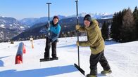 Checker Tobi – Checker Tobi hilft Chris bei der Arbeit im Snowpark. Sie bauen zusammen eine große Schanze aus Schnee.
