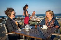 Praxis mit Meerblick – Eine Headhunterin (Karoline Bär) bietet Nora (Tanja Wedhorn, re.) eine Stelle in Berlin an.