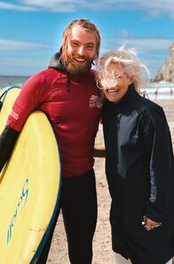 Zum 60. Geburtstag von Ina Müller: Inas Reisen (NDR) – Ina Müller ist eine steife Brise gewohnt. Auch in Cornwall pustet der Wind ganz schön stark. Ob Ina Müller mit diesem Surfbrett wirklich surfen gehen kann?