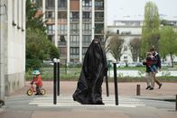 Voll verschleiert! – In seiner Verkleidung als voll verschleierte Frau fällt Armand (Félix Moati) auf der Straße mehrfach auf.