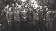 Der Zweite Weltkrieg – Adolf Hitler im Kreise hoher Offiziere und Generäle während des Westfeldzuges 1940.