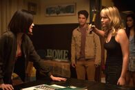 Wahrheit oder Pflicht – V.l.: Olivia Barron (Lucy Hale), Lucas Moreno (Tyler Posey), Markie Cameron (Violett Beane) Die Verwendung des sendungsbezogenen Materials ist nur mit dem Hinweis und Verlinkung auf RTL+ gestattet.