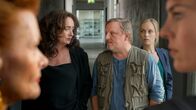 Tatort – Kuratorin Klara Wenger (Victoria Mayer, rechts) mit ihrer Vorgängerin und Mutter Nika Wenger (Gertie Honeck, links) stehen kurz vor der Eröffnung der „Internationalen Skulptur-Tage“. Ausgerechnet jetzt laufen Mordermittlungen in der Kunstszene: die Kommissare Nadeshda Krusenstern (Friederike Kempter, 2.v. rechts) und Frank Thiel (Axel Prahl, Mitte) mit Staatsanwältin Wilhelmine Klemm (Mechthild Großmann, 2.v.l.)