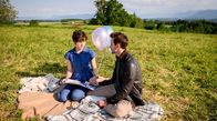 Sturm der Liebe – Eleni (Dorothée Neff, l.) und Julian (Tim Borys, r.) schreiben einen Brief an ihr ungeborenes Kind.