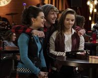 Last Man Standing – v.l.n.r.) Cammy Harris (Sarah Gilman); Nigel (Joey Luthman); Eve Baxter (Kaitlyn Dever)