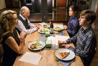 The Good Doctor – V.l.: Dr. Morgan Reznick (Fiona Gubelmann), Dr. Aaron Glassman (Richard Schiff), Lea Dilallo (Paige Spara), Dr. Shaun Murphy (Freddie Highmore) Die Verwendung des sendungsbezogenen Materials ist nur mit dem Hinweis und Verlinkung auf RTL+ gestattet.