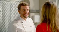 Rote Rosen – Svenja schlägt Arthur (Vivian Frey l.) vor, Gunters Abwesenheit zu nutzen, um ein exklusives Menü im Carlas anzubieten. Doch als Gunter plötzlich mit David im Carlas sitzt, will Svenja (Lea Marlen Woitack r.) den Plan abblasen. Arthur dagegen will den Plan durchziehen. Vertraut Svenja ihm?...
