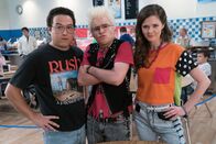 The Goldbergs – (v.li.) Sean Marquette (Johnny Atkins), Sean Giambrone (Adam Goldberg), Alex Jennings (Carla).