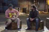 No Activity – Angus (Jesse Plemons, l.); Marco (Jason Mantzoukas, r.)