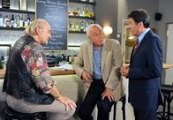 Rote Rosen – ARD ROTE ROSEN FOLGE 1796 Uhr im ERSTEN. Mit Hannes (Claus Dieter Clausnitzer, l.) Unterstützung, bewirbt sich Udo (Klaus Milkoleit, M.) bei Gunter (Hermann Toelcke, r.) als Barista.