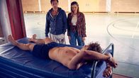 Der Lehrer – Betty (Yvonne Pferrer) und Leo (Benedikt Kalcher) sind frisch verliebt und wollten offenbar ein bisschen herumexperimentieren. Chaos vorprogrammiert! Ob der Vollmer (Hendrik Duryn, l.) hier helfen kann? +++ Die Verwendung des sendungsbezogenen Materials ist nur mit dem Hinweis und Verlinkung auf TVNOW gestattet. +++