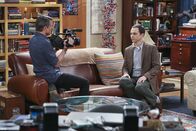 The Big Bang Theory – Für eine Dokumentation von Adam Nimoy (l.) soll Sheldon (Jim Parsons, r.) über Star Trek reden. Eigentlich kein Problem für den Nerd, doch die Enthüllung eines lange gehüteten Geheimnisses führt zu einem Gefühlsausbruch ...