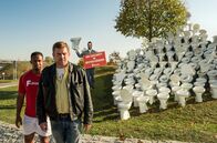 Leberkäsjunkie – L-R: Buengo (Castro Dokyi Affum), Franz Eberhofer (Sebastian Bezzel).