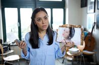Großstadtrevier – Setareh (Mona Pirzad) hat keine Ahnung, wer die sexy Plakate von ihr an Laternenpfählen angebracht hat, auf denen kostenloser Sex versprochen wird.