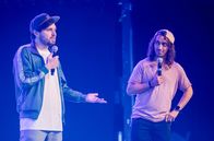 Comedy Clash – SÜDWESTRUNDFUNK Comedy Clash - Finale Diese Comedians machen der Konkurrenz Angst: Jokah Tululu, EmmVee und Lara Autsch wollen sich für das große "Comedy Clash"-Jahresfinale beweisen. Salim Samatou und Marvin Endres (Foto) hosten den härtesten Stand-Up-Wettbewerb Deutschlands in dem Jokah Tululu den King of Pop als Influencer verkörpert, EmmVee auf die deutschesten Deutschen in der Shisha Bar trifft und Lara Autsch auch ohne Kind in der Öffentlichkeit stillen möchte.