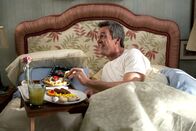 The Middle – Unter Frankies Aufsicht wird der Vatertag für Mike (Neil Flynn) immer zum absoluten Wohlfühlprogramm. Ob das Gleiche auch für den Muttertag und Frankie gilt?; Unter Frankies Aufsicht wird der Vatertag für Mike (Neil Flynn) immer zum absoluten Wohlfühlprogramm. Ob das Gleiche auch für den Muttertag und Frankie gilt?