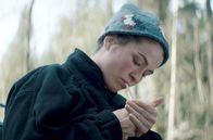 Schweigend steht der Wald – Anja Grimm (Henriette Confurius) nach ihrer Arbeit im Wald
