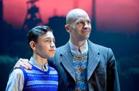 Großstadtrevier – Die Schauspieler Riccardo Campione (l.) und Detlef Leistenschneider (r.) standen im wahren Leben ab November 2014 für das Musical "Das Wunder von Bern" auf der Bühne. Auch in der Folge 393 des Großstadtreviers spielen die beiden wieder die Rollen des fußballverrückten Jungen Matthias Lubanski und dessen strengen Vaters Richard Lubanski, hier bei den letzten Proben für das Musical "Das Wunder von Bern".