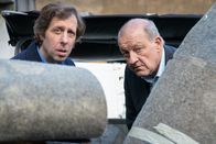 Der Samstagskrimi: Wilsberg – Ekki Talkötter (Oliver Korittke, l.) und Georg Wilsberg (Leonard Lansink, r.) stecken mitten in einer Observation, als plötzlich die Kommissare Overbeck und Drechshage auftauchen.