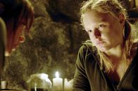 Wild Republic – Lindi (Maria Dragus) weiß, wie man in der Wildnis überlebt. Ihr naturheilkundliches Wissen und ihre Jagdkünste kommen der Gruppe zugute.