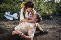 Der Ranger - Paradies Heimat – Glück im Unglück: bei der Explosion ist Jonas (Philipp Danne) nur mit ein paar Kratzern davongekommen, doch der Brand breitet sich schnell aus. Emilia (Liza Tzschirner) kümmert sich um den Verletzten.