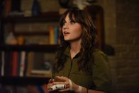 New Girl – Nach sechs Monaten in Europa kehren Jess (Zooey Deschanel) und Nick in ihre Heimat zurück und sorgen mal wieder für Chaos ...