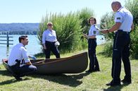 WaPo Bodensee – ARD WAPO BODENSEE FOLGE 41, "Der Ornithologe" Uhr im ERSTEN. Julia Demmler (Wendy Güntensperger, 2.v.r.) und Paul Schott (Tim Wilde, r.) teilen ihren Kollegen Nele Fehrenbach (Floriane Daniel, 2.v.l.) und Jakob Frings (Max König, l.) erste Ermittlungsergebnisse zu dem toten Ornithologen mit.