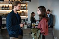 Conversations with Friends – Nach dem Kuss auf der Party wissen Frances (Alison Oliver) und Nick (Joe Alwyn) nicht, wo sie stehen. Das Wiedersehen fühlt sich für beide zunächst schräg an, doch das ändert sich schnell.