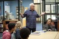Community – Ist wieder da und denkt nicht daran, seinen Platz in der Lerngruppe zu räumen: Pierce (Chevy Chase, M.) ...
