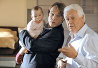 Glück auf vier Rädern – Thomas (Pierre Besson) ist mächtig im Stress und bittet seinen Vater Friedrich (Peter Weck, re.), mal eben als Babysitter einzuspringen.