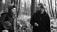Streetphilosophy – Martin (rechts) zeigt Jonas, worauf er im Wald achten muss. Er ist in Berlin aufgewachsen. Doch im Wald findet er das, was er wirklich zum Leben benötigt.