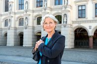 Rote Rosen – ARD ROTE ROSEN, Telenovela, 18. Staffel mit neuen Folgen seit (13.10.2020), montags bis freitags um 14.10 Uhr im Ersten. Edelgard Hansen übernimmt ab Folge 3386 (voraussichtliche Ausstrahlung Anfang August 2021) die Rolle der Dörte Reichard. Die pensionierte Pastorin kommt nach Lüneburg, um ihrem Sohn Jens und ihrer geliebten Enkelin Ellen nahe zu sein. (Siehe ausführliche Pressemeldung vom 02.06.21).