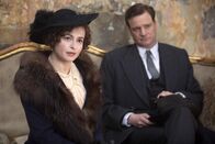 The King's Speech – Elizabeth (Helena Bonham Carter) hat für ihren Mann Prinz Albert (Colin Firth) einen Sprachtherapeuten ausfindig gemacht.