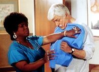 Diagnose: Mord – Delores (Delores Hall, l.) stellt bei der Anprobe fest, dass ihr gestrickter Pullover nicht ganz die passende Größe für Dr. Sloan (Dick Van Dyke, r.) hat.