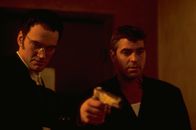 From Dusk Till Dawn – Die beiden Bankräuber Richard (Quentin Tarantino, l.) und Seth Gecko (George Clooney, r.) sind auf der Flucht in Richtung Mexiko, doch auf dem Weg dorthin machen sie in der Bar "Titty Twister" Stopp - ein fataler Fehler, denn dort lauert das Böse ...