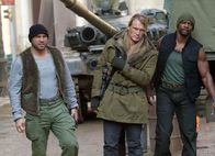 The Expendables 2 – Werden erneut auf ein abenteuerliches Himmelfahrtskommando geschickt: Gunner Jensen (Dolph Lundgren, M.), Hale Caesar (Terry Crews, r.) und Toll Road (Randy Couture, l.) ...