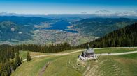 Panoramabilder – Die Wallberg-Kapelle. Seit Ende der fünfziger Jahre betreibt der Bayerische Rundfunk am Sender Wallberg auf dem 1.722 Meter hohen Wallberg im Mangfallgebirge eine Sendeanlage für diese Region.