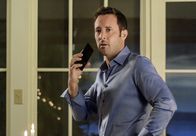Hawaii Five-0 – Als Steve (Alex O'Loughlin) erfährt, dass seine Mutter entführt wurde, weiß er zunächst nicht, was er tun soll. Schließlich hatte diese ihn zuvor ausgenutzt ...
