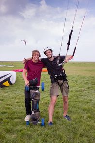 Checker Tobi – Checker Tobi (links) mit Kite-Landboarder Yannick.