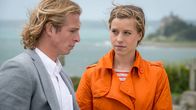 Rosamunde Pilcher: In der Mitte eines Lebens – Überrascht stellt Carol (Zoé Weiland) fest, dass sie Michael (Daniel Roesner) falsch eingeschätzt hat.