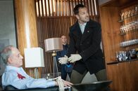 Elementary – Mord oder Selbstmord? Sherlock Holmes (Jonny Lee Miller, r.) weiß es nicht, als er die Leiche des Finanzmanagers Donald Hauser (Thomas Ryan, l.) findet ...