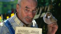 Löwenzahn Classics – Peter (Peter Lustig) hat vom Bärstädter Filmteam für seine Hilfe beim Drehen des Films "Der Spatz von Bärstadt" den SPATZEN-OSKAR verliehen bekommen.