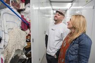 Storage Wars - Die Geschäftemacher – Jarrod (l.); Brandi (r.)