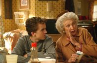 Malcolm mittendrin – Plötzlich findet Malcolm (Frankie Muniz, l.) heraus, dass Ida (Cloris Leachman, r.) ihren zukünftigen Ehemann mit Drogen voll pumpt um ihn gefügig zu machen ...