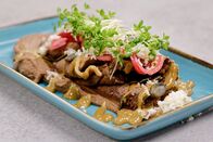 Silvia kocht – Gekochtes Rindfleisch mit Käferbohnencreme, eingelegten roten Zwiebeln und frischem Kren.