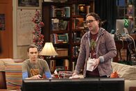 The Big Bang Theory – Während Leonard (Johnny Galecki, r.) alles versucht, um Penny seine Begeisterung für "Buffy die Vampirjägerin" nahezubringen, gerät Sheldon (Jim Parsons, l.) in eine Krise ...