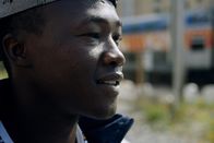 Shadow Game – SRF school Shadow Game Faiz (17), Sudan, beobachtet den Zug nach Frankreich