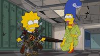Die Simpsons – Bereitet ihre Tochter Lisa (l.) mehr schlecht als recht auf die Hungerspiele vor und hofft, dass diese so überleben wird: Marge (r.) ...