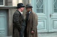 Babylon Berlin – Gereon Rath (Volker Bruch, rechts) und Wolter (Peter Kurth) geraten aneinander.